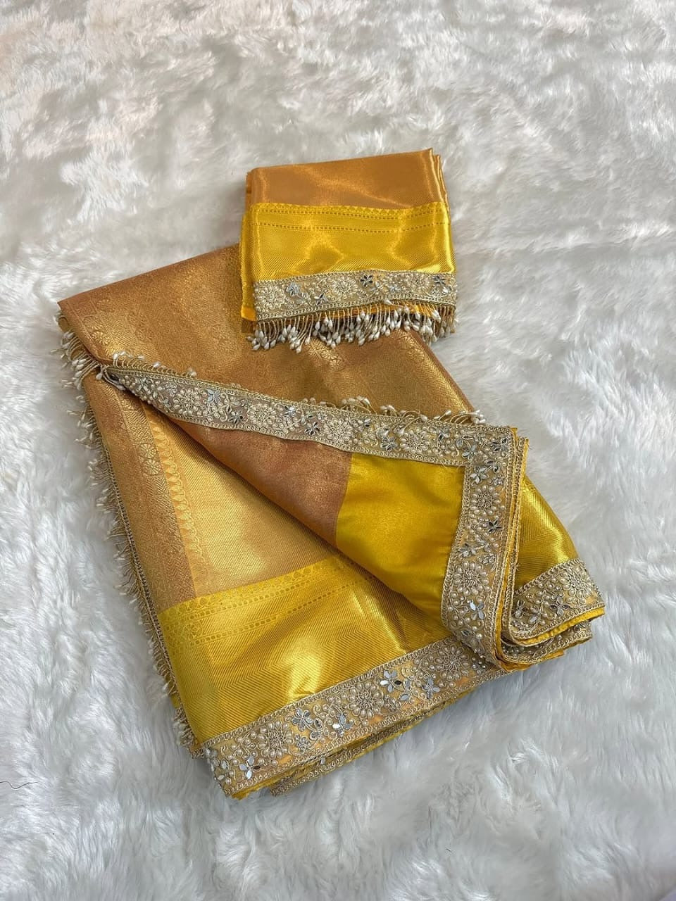 Sunehri Adaa Saree