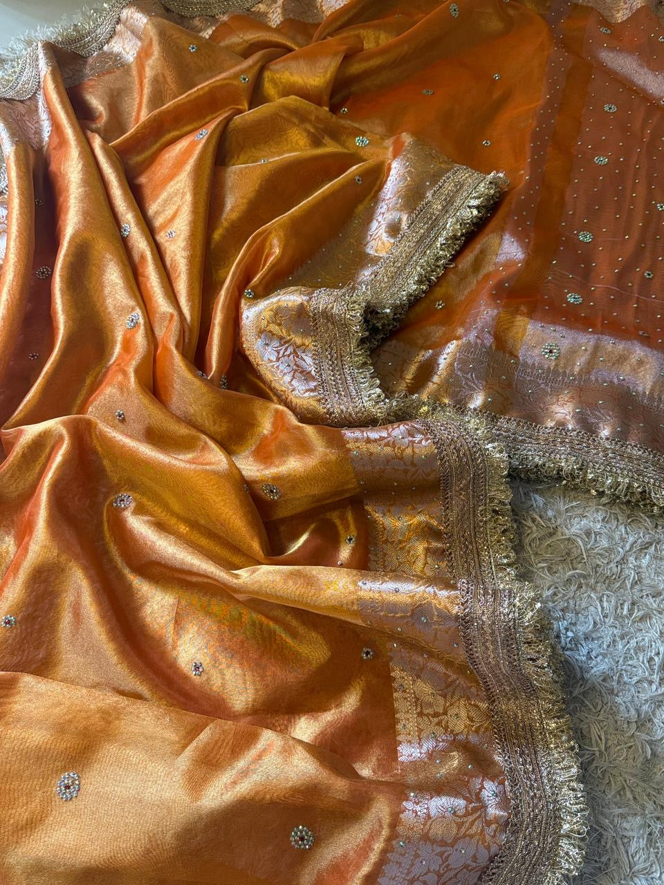 Sunehri Riwaayat Saree