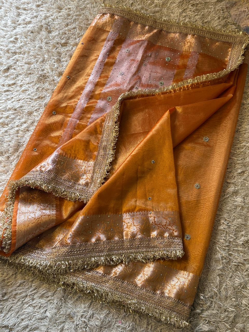 Sunehri Riwaayat Saree