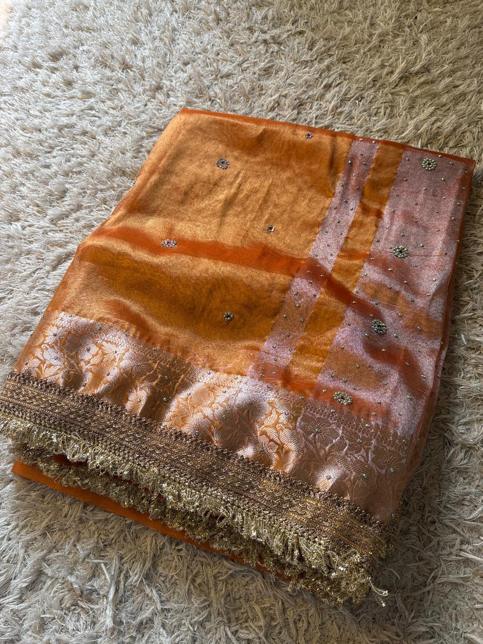 Sunehri Riwaayat Saree