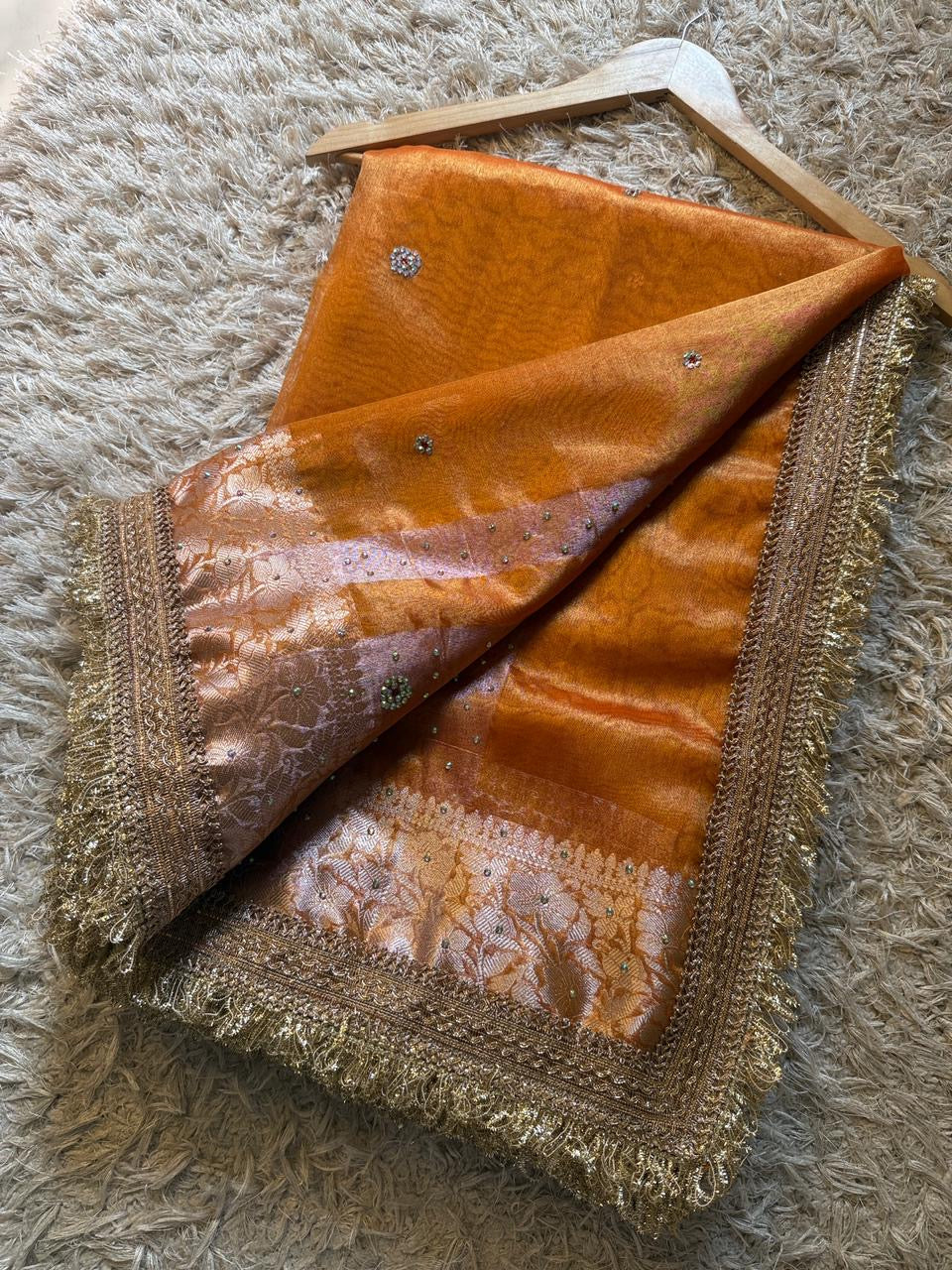 Sunehri Riwaayat Saree