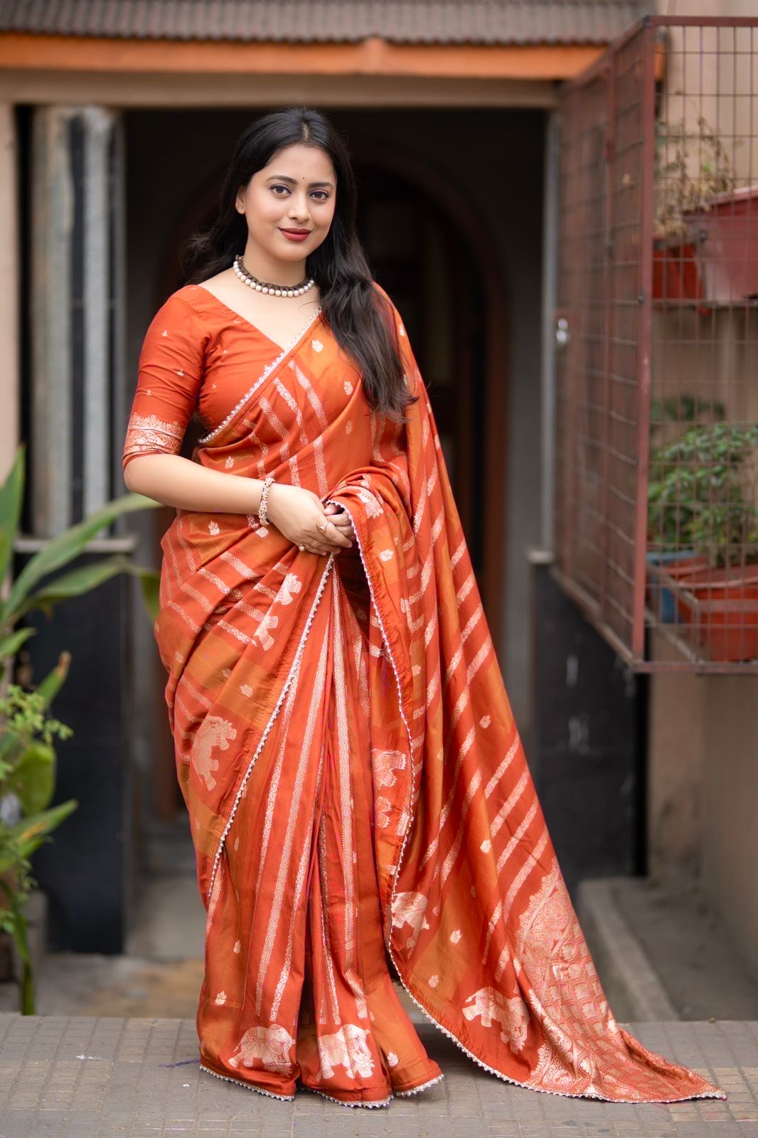 Rajsi Sunehri Saree